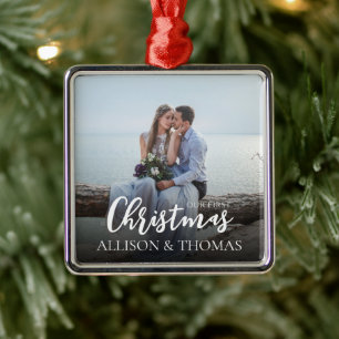Elegante Foto Huwelijk Onze Eerste Kerstmis Eenvou Metalen Ornament