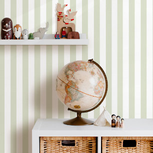Elegante gestreepte rustgevende salie groen wit behang