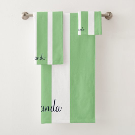 Elegante gestreepte saliegroene monogram bad handdoek (Insitu)