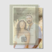 Elegante gestripte Sage Green QR Code Wedding Vellum Uitnodigingen (Offset (Koppel))