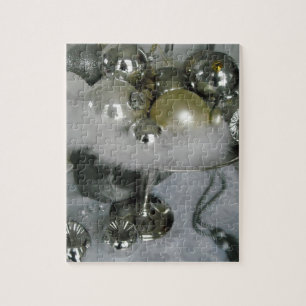 Elegante glazen ballen op een zilveren voetstuk legpuzzel