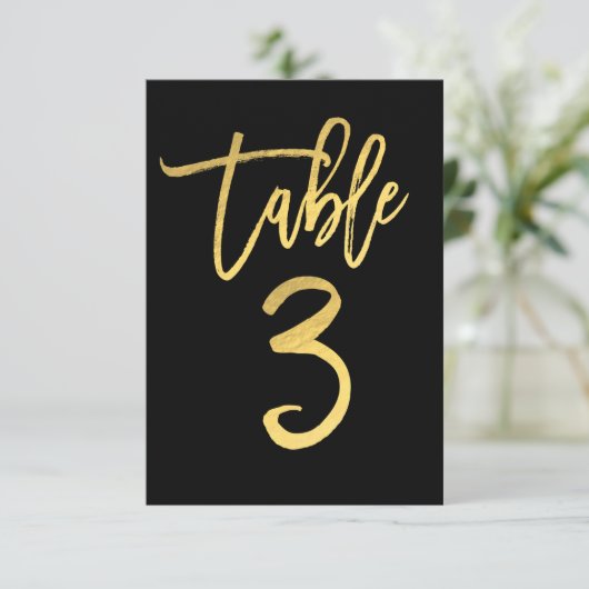 Elegante gouden folie moderne script tafel nummer  kaart (Staand voorkant)
