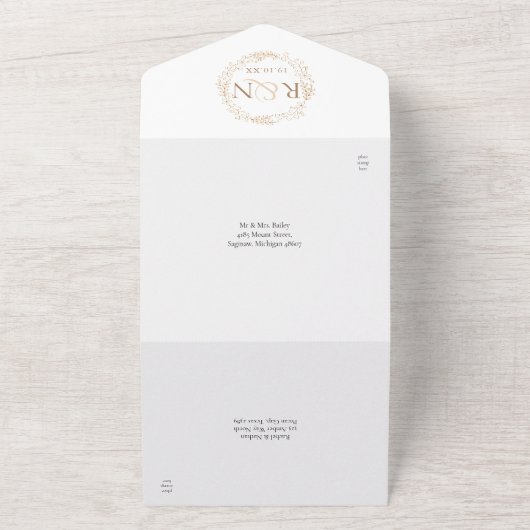 Elegante gouden laurierkrans monogram bruiloft all in one uitnodiging (Buitenkant)