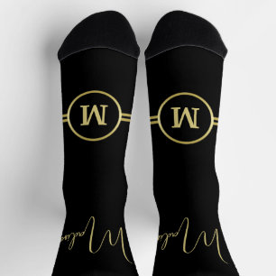 Elegante gouden signatuurmonogram op zwart sokken