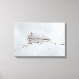 Elegante grijze gevlekte veer op tak canvas afdruk