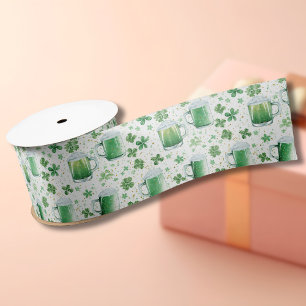 Elegante groene biermokken en witte klavers lint