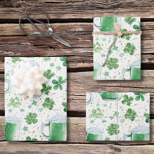 Elegante groene bierpullen en witte klavertjes inpakpapier vel