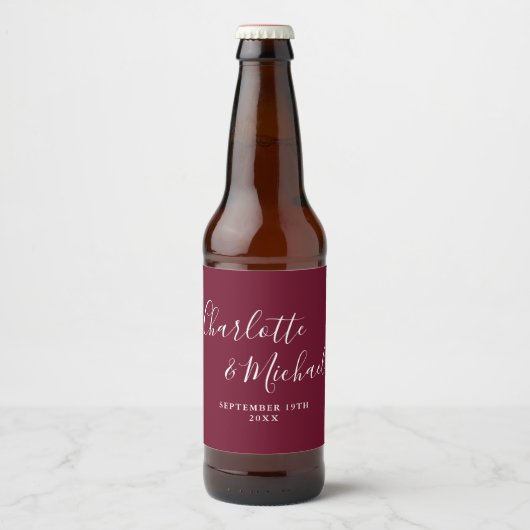 Elegante handtekening script bordeauxrood bruiloft bier etiket (Voorkant)