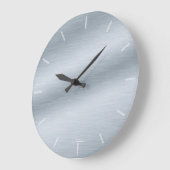 Élégante horloge en argent brossé (Angle)