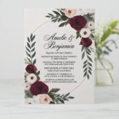 Élégante invitation de mariage florale bordeaux et (Debout devant)