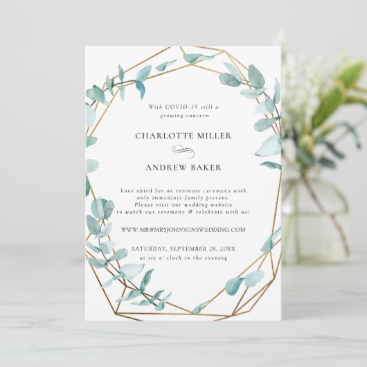 Élégante invitation verte et or à motif d'eucalypt (Debout devant)