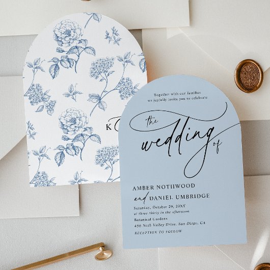 Elegante kalligrafie Dusty Blue Arch Wedding Kaart