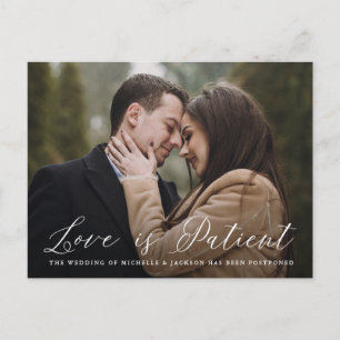 Elegante kalligrafie Liefde is Geduldig Uitstel Aankondigingskaart