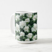 Elegante klassieke groene botanische witte bloemen koffiemok (Voorkant links)