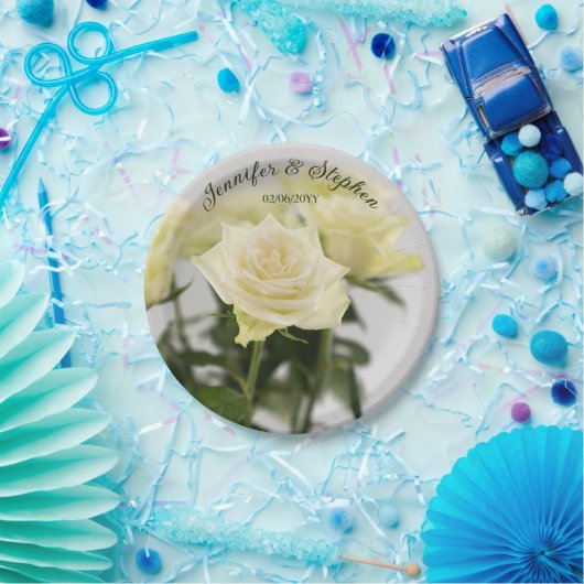 Elegante klassieke witte rozenbloemen bruiloft papieren bordje (Feest)