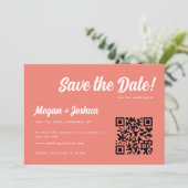 Elegante koraalroze script QR-code bruiloft Save The Date (Staand voorkant)