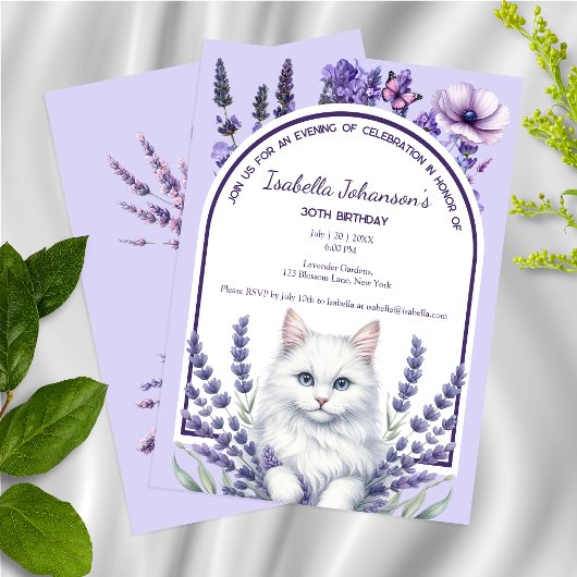 Elegante Lavendel en Witte Kat Verjaardag Kaart