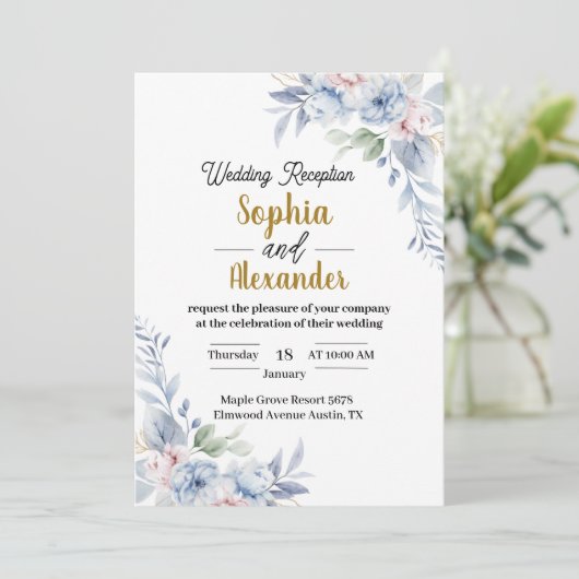 Elegante lichtblauwe bloemen bruiloft uitnodiging (Staand voorkant)