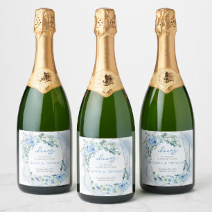 Elegante lichte pastelblauwe bloemen en eucalyptus sparkling wijnetiket
