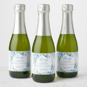 Elegante lichte pastelblauwe bloemen en eucalyptus sparkling wijnetiket (Flessen)
