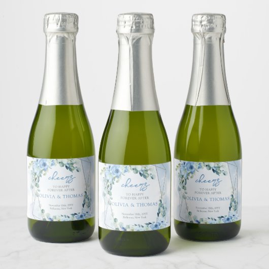 Elegante lichte pastelblauwe bloemen en eucalyptus sparkling wijnetiket (Flessen)