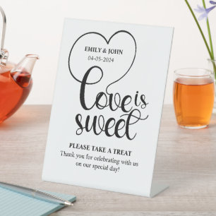 Elegante Liefde Is Zoete Calligraphy Hart Trouwdag Reclamebord Met Voetstuk