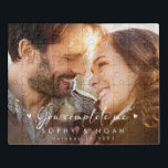 Élégante mémoire photo en couple | Puzzle romantiq<br><div class="desc">Célébrez l'amour et la joie avec notre belle photo de puzzle, un cadeau parfait pour un couple aimant en toute occasion. Ce puzzle personnalisé capture des moments chéris, que ce soit pour un fiançailles, une fête de mariée, un mariage ou un anniversaire. Ajoutez une photo fantastique, les noms du couple,...</div>