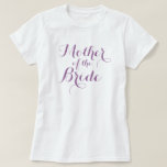 Élégante mère des t-shirts de la mariée | Lavande<br><div class="desc">Élégante mère des t-shirts de la mariée | Lavande. Idée cadeau stylisée pour maman à la fête de mariage. Texte mauve personnalisable. Créez-en un pour d'autres membres de votre famille.</div>