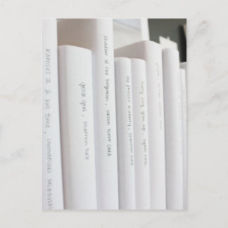 elegante minimale hardcovers met witte literaire briefkaart