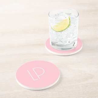 Elegante minimalistische moderne initiaal op paste zandsteen onderzetter