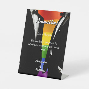 Elegante moderne gay mannen trouw regenboog voorzi reclamebord met voetstuk
