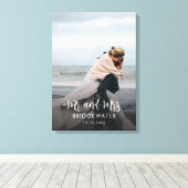 Elegante moderne Mr en Mrs Monogram Foto Bruiloft Canvas Afdruk (Insitu (Houten vloer))