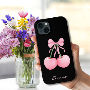 Elegante, moderne roze kersen met roze strik, op m iPhone 13 hoesje