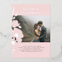 Elegante moderne roze trouwfoto met wilde bloemen