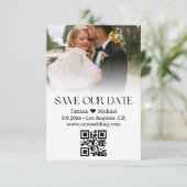 Elegante moderne typografie QR-code vervaagde foto Save The Date (Staand voorkant)