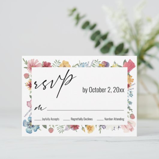 Elegante moderne typografie Wildflower Border RSVP Kaartje (Staand voorkant)