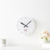 Elegante Moderne Witte Rode Script Monogram Ronde Klok (Huis)
