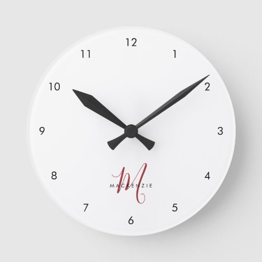 Elegante Moderne Witte Rode Script Monogram Ronde Klok (Voorkant)