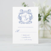 Elegante Monogram Dusty Blue Crest Wedding RSVP Kaartje (Staand voorkant)
