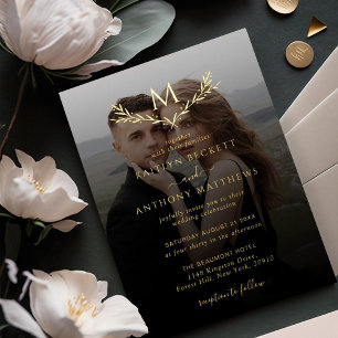 Elegante Monogram Wreath Foto Huwelijks Uitnodigin Folie Uitnodiging
