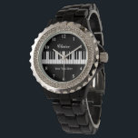 Elégante montre de piano noir et blanc pour femmes<br><div class="desc">Elégante montre de piano noir et blanc pour femmes. Personnalisez avec nom,  monogramme,  citation drôle ou slogan. Couleur arrière - plan personnalisée. Idées cadeaux d'anniversaire uniques pour piano,  pianiste,  professeur de musique classique,  musicien,  instructeur,  producteur,  artiste,  femme,  maman,  soeur,  etc. Montre féminine émaillée noire avec strass.</div>