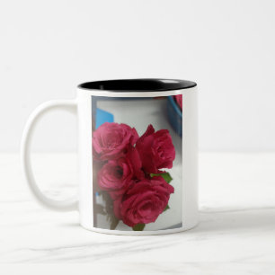 Elegante mooie rode rozen tweekleurige koffiemok