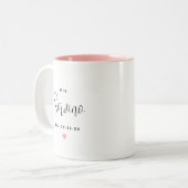 Elegante Mrs Script Roze Trouw Monogram Tweekleurige Koffiemok (Voorkant links)