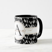 Élégante Mug Abstrait Floral Noir Monogrammé Or (Devant droit)