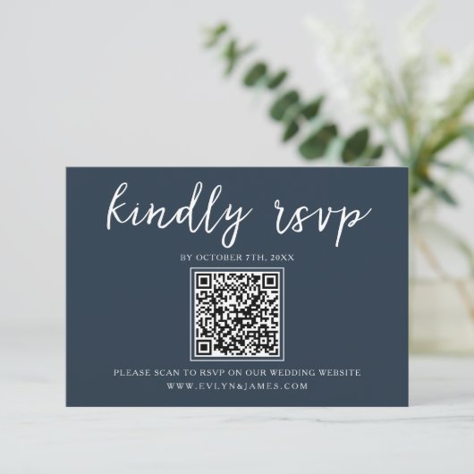Elegante Navy Blauwe Kalligrafie QR Code Bruiloft RSVP Kaartje (Staand voorkant)