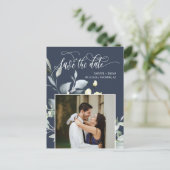 Elegante Navy Green Leaves QR Code Save the Date Aankondigingskaart (Staand voorkant)