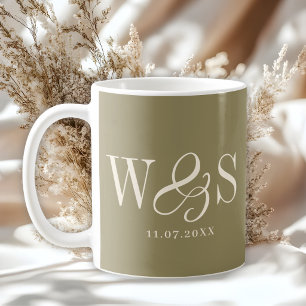 Elegante olijfgroene initiële trouwe koppels koffiemok