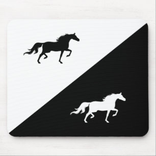 Elegante paarden silhouetten op zwart en wit muismat