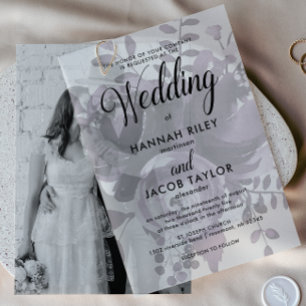 Elegante Paarse bloemenkalligrafie bruiloft Vellum Uitnodigingen