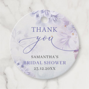 Elegante paarse lentebloemen bruidsdouche in paste bedankjes labels